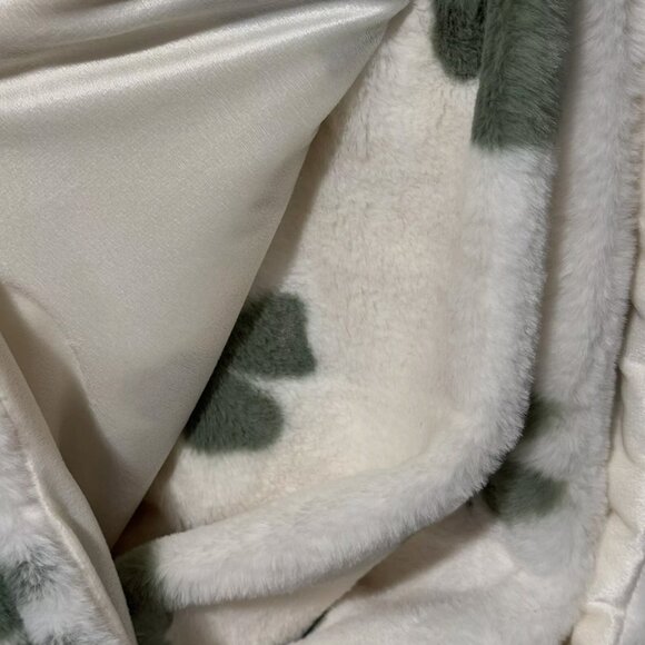 Lucky Brand Shamrock 4 Leaf Clover Faux Fur Throw Blanket Green St Patricks Day - Picture 4 of 9